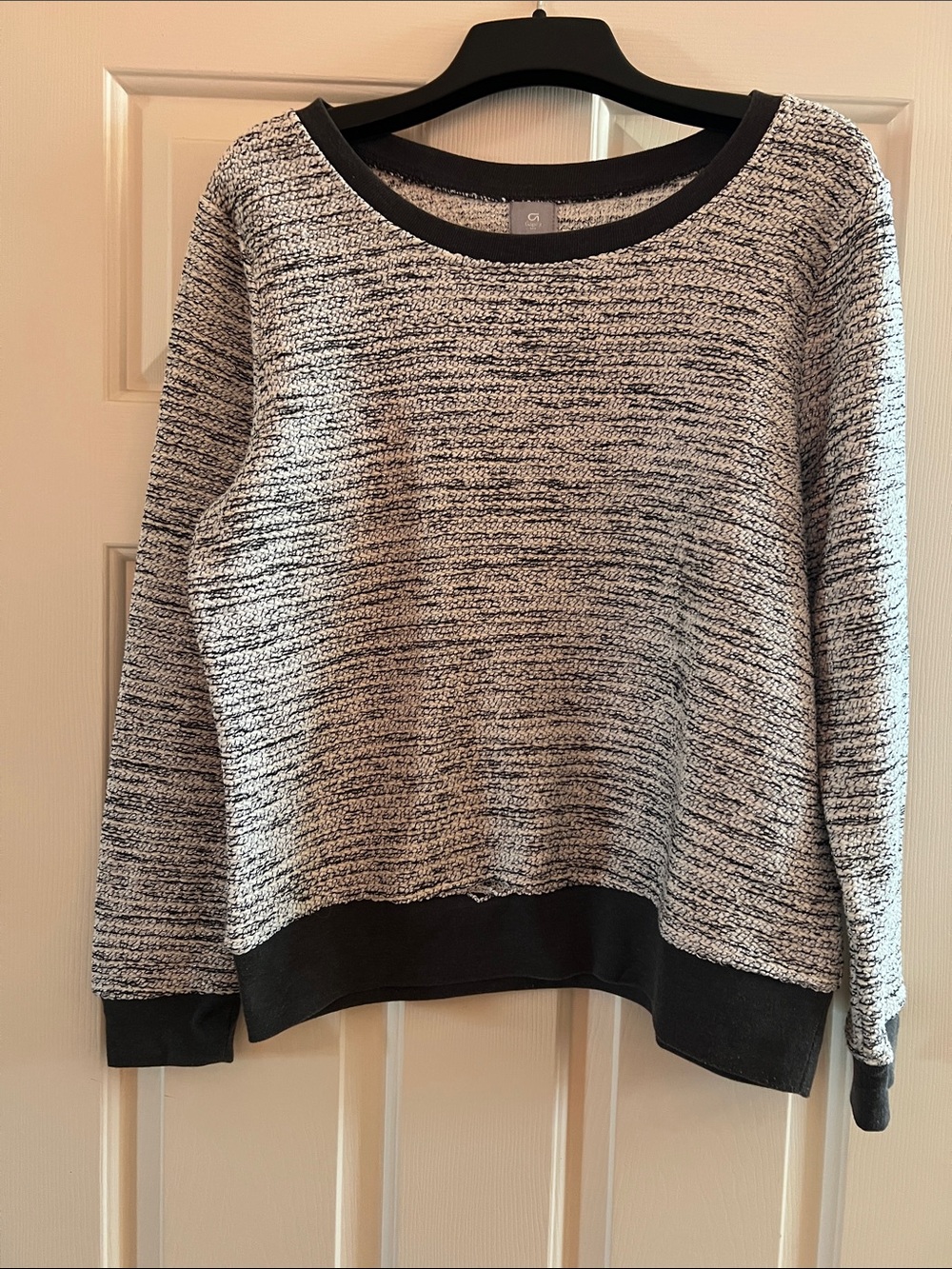 Gap fit sweater / tops
( Elegant textured fabric )